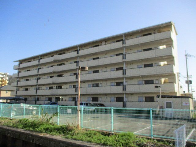拡大写真：東近江市山路町 3階101の外観写真（昼）