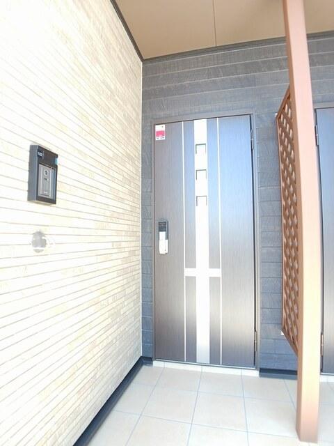 拡大写真:東近江市聖和町 1階102の玄関