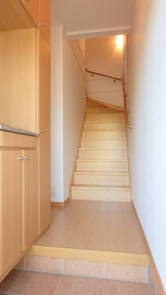 拡大写真:I:KM2 B棟 2階202の大きな下駄箱のある玄関♪(イメージ)