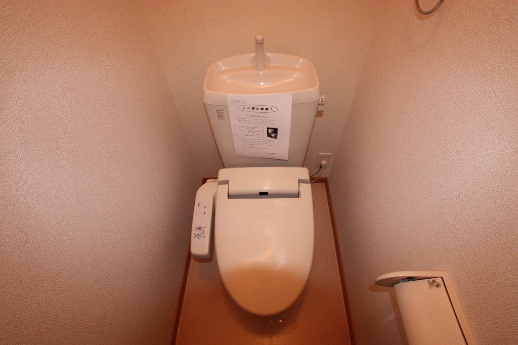 拡大写真:福山市大門町3丁目 1階103のシャワー付トイレ