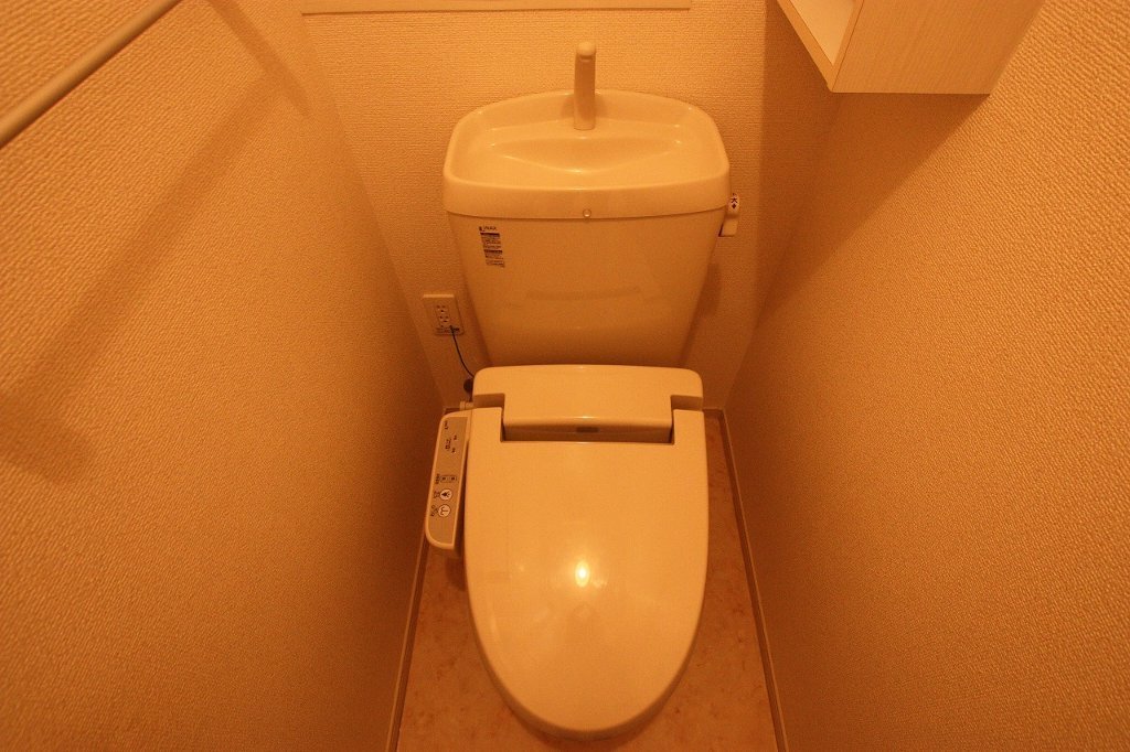拡大写真：福山市新浜町１丁目 2階201のシャワー付トイレ