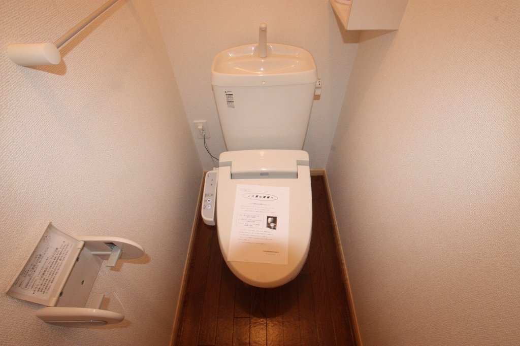 拡大写真:福山市三吉町2丁目 1階101のシャワー付トイレ