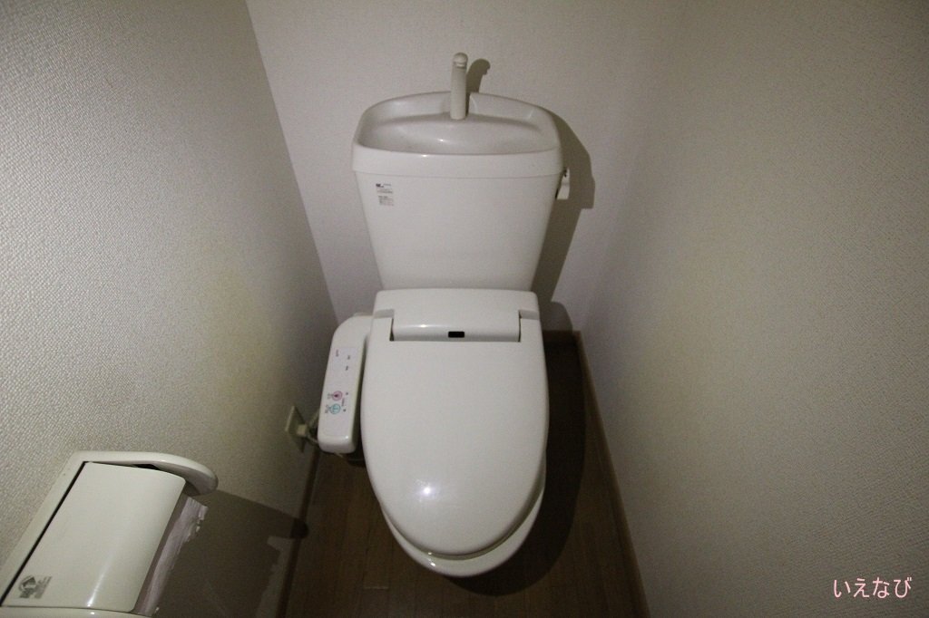 拡大写真:井原市七日市町 2階201のシャワー付トイレ