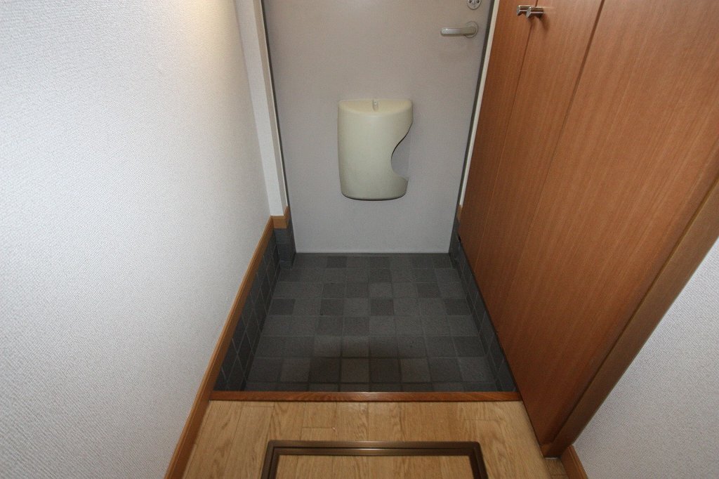 拡大写真:福山市沖野上町3丁目 2階201の玄関