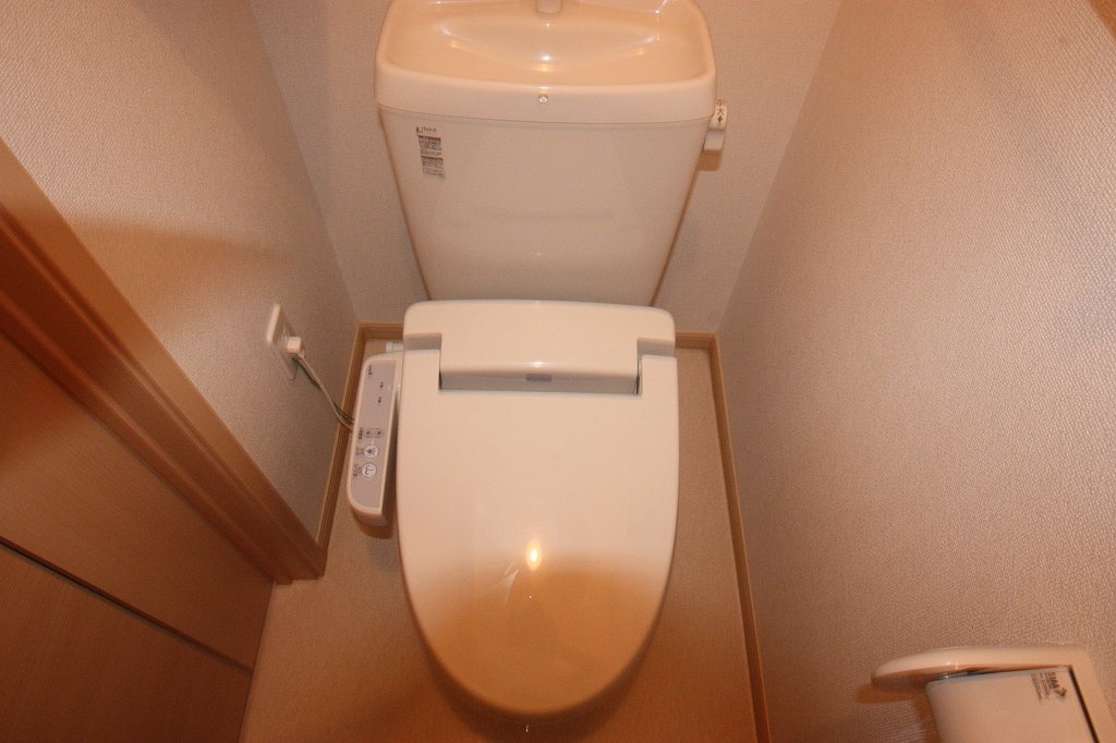 拡大写真:福山市引野町 1階102のシャワー付トイレ