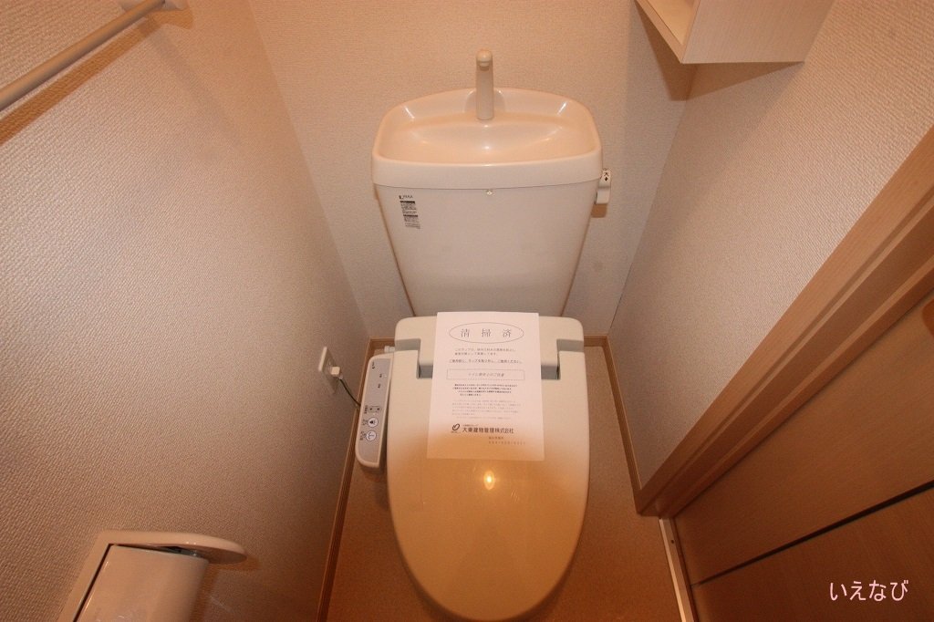 拡大写真：福山市引野町 1階101のシャワー付トイレ
