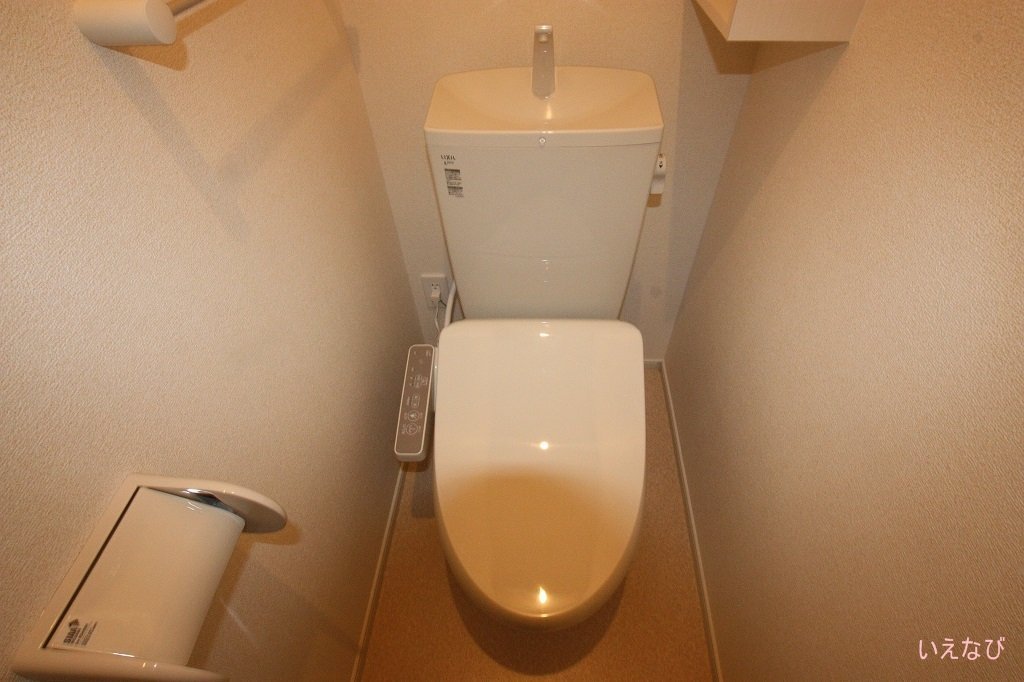 拡大写真:福山市津之郷町大字加屋 2階201のシャワー付トイレ