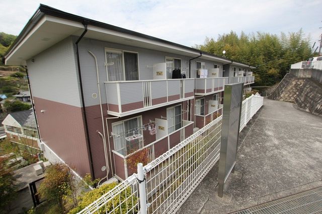 拡大写真：尾道市美ノ郷町三成 1階107の外観写真（昼）