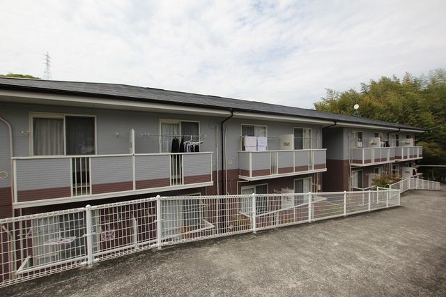 拡大写真：尾道市美ノ郷町三成 1階107の外観写真（昼）
