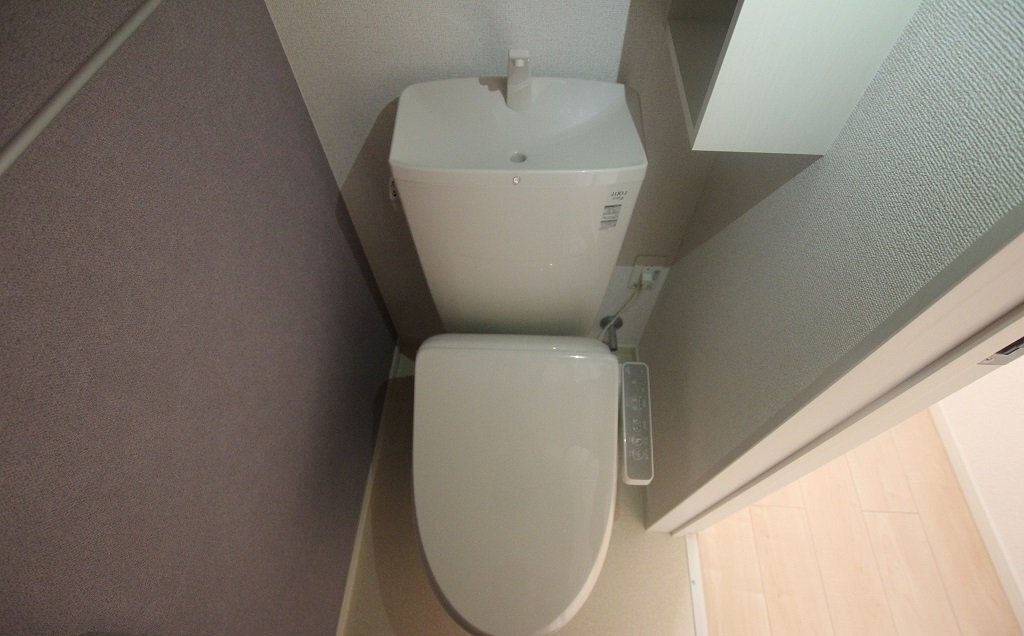 拡大写真:笠岡市富岡 2階203のシャワー付トイレ