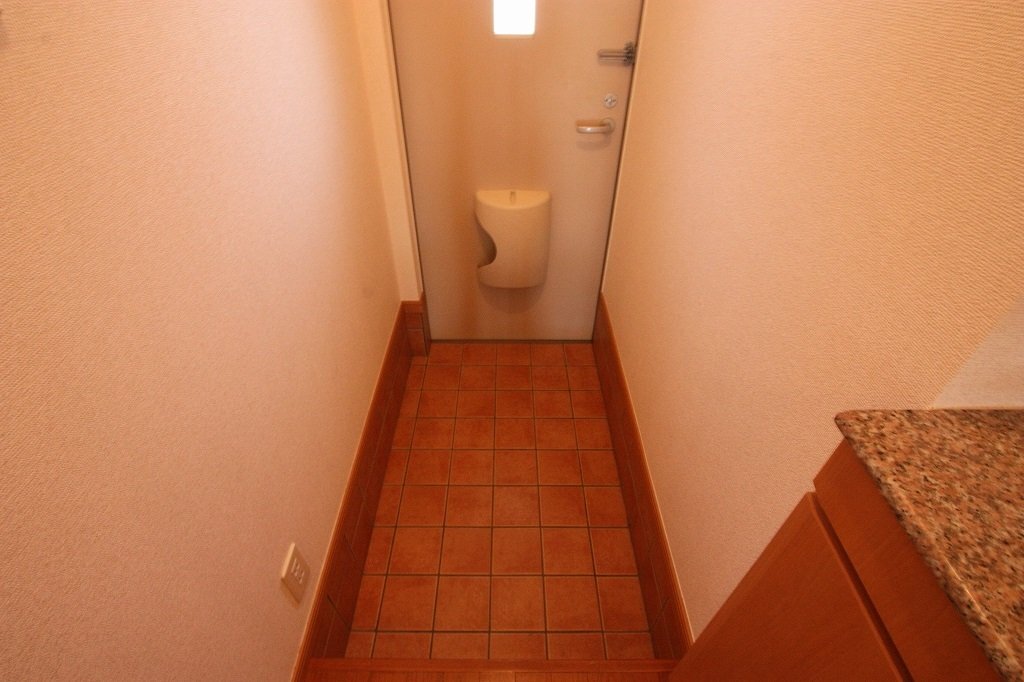 拡大写真：尾道市高須町 1階102の玄関