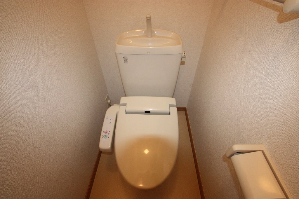 拡大写真：尾道市高須町 1階102のシャワー付トイレ