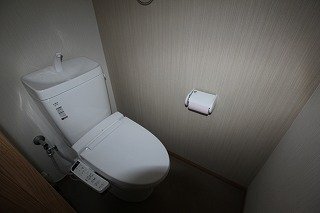 拡大写真:福山市松浜町1丁目 2階201のシャワー付トイレ