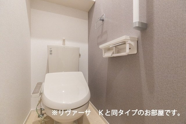 拡大写真:福山市神辺町大字新道上 2階203のシャワー付トイレ