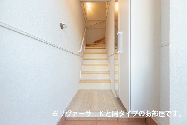 拡大写真:福山市神辺町大字新道上 2階203の玄関