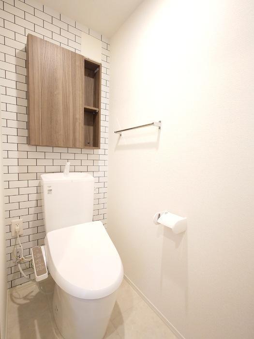 拡大写真:福山市大門町津之下 2階202のシャワー付トイレ
