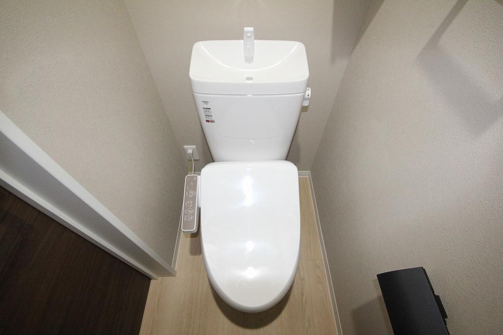 拡大写真:福山市長者町 1階102のシャワー付トイレ