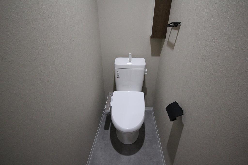 拡大写真:福山市南蔵王町6丁目 2階201のシャワー付トイレ