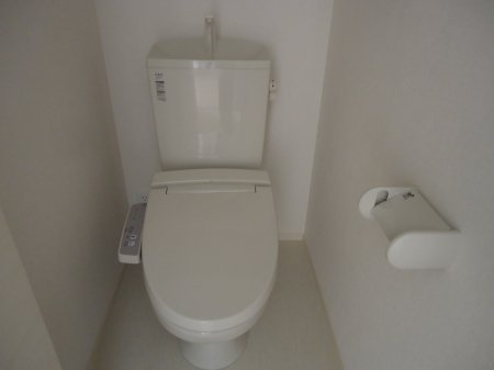 拡大写真:ウィット室積Ⅳ 1階103のシャワー付トイレ