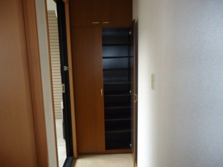 拡大写真:セジュール誉 B棟 2階205の下駄箱