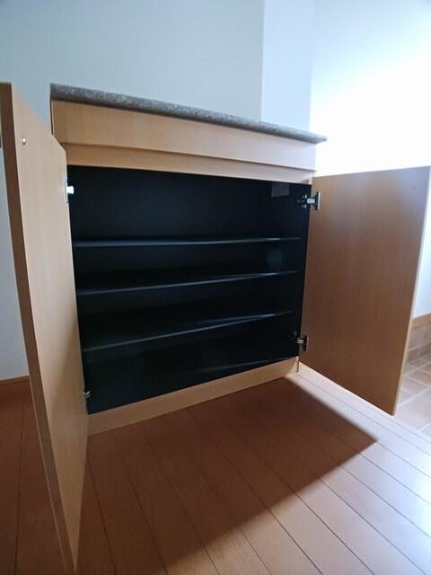 拡大写真:コンフォート幸町 1階101の下駄箱
