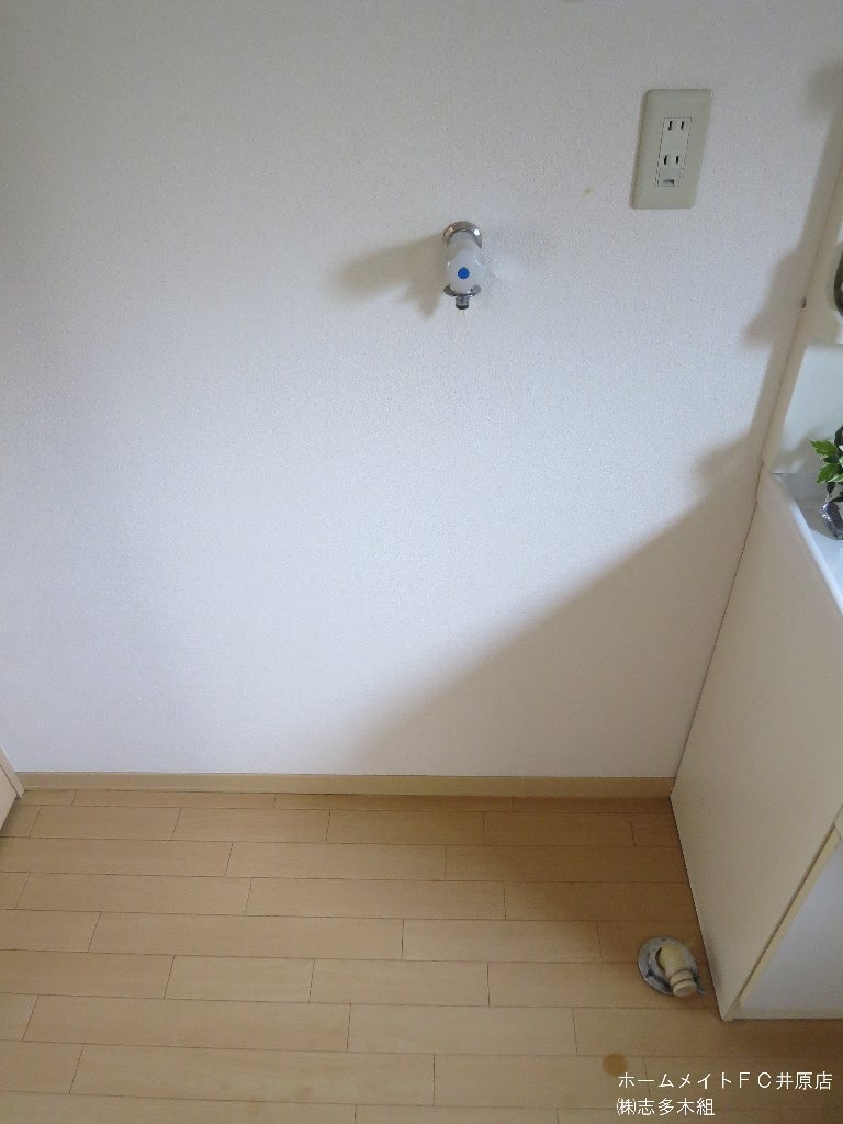 拡大写真：メゾンド　フルール　Ｂ棟 1階101の洗濯機置場