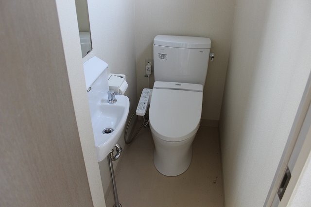 拡大写真:一宮市本町3丁目 5Fのシャワー付トイレ