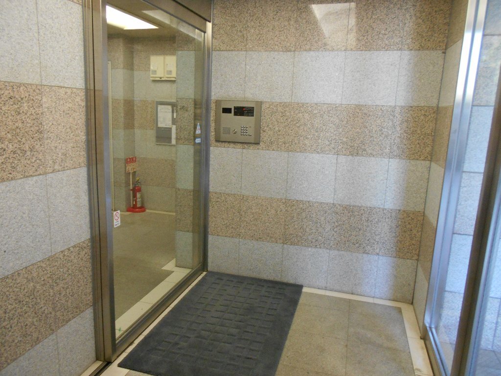 拡大写真：カラット中川 2階306のエントランス