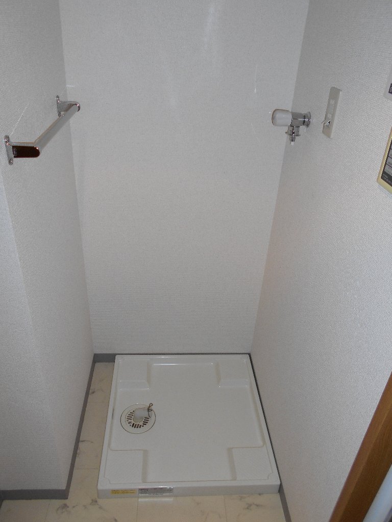 拡大写真：カラット中川 2階306の洗濯機置場