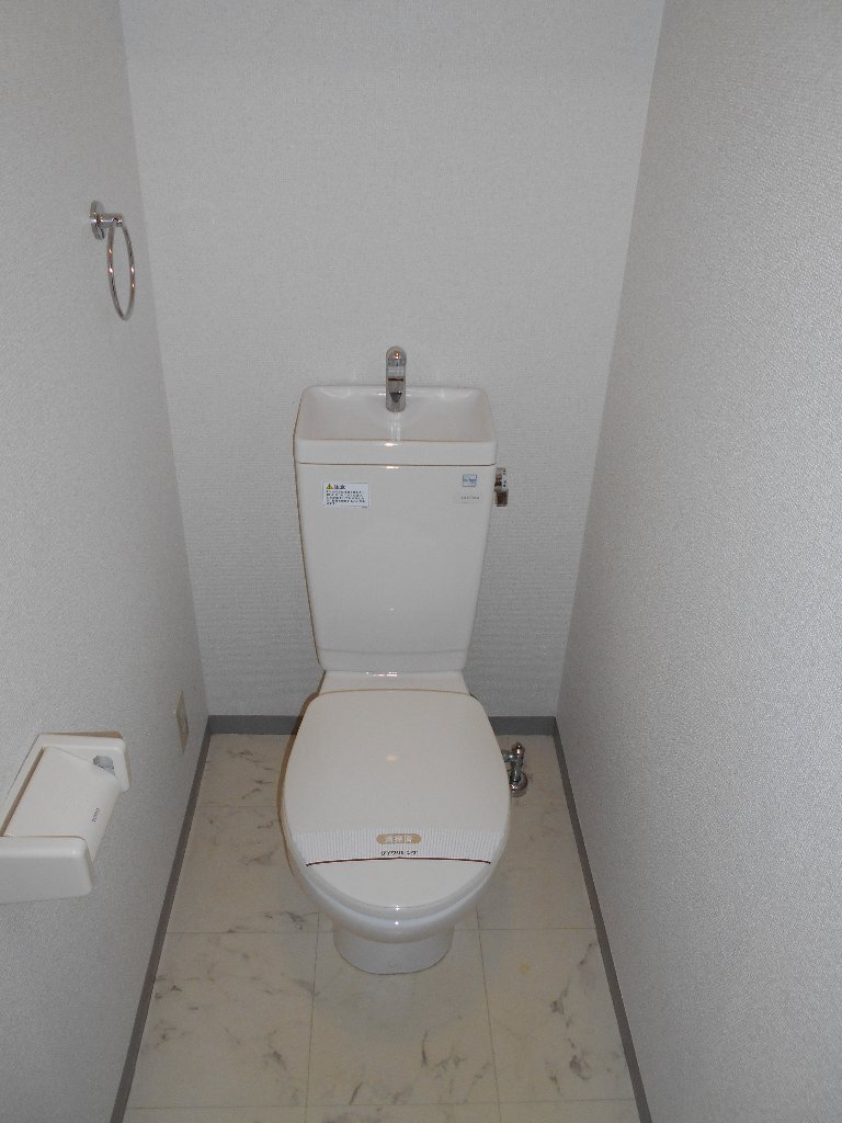 拡大写真：カラット中川 2階306のトイレ
