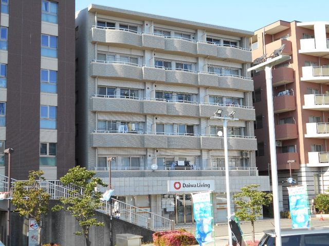 拡大写真：カラット中川 2階306の外観写真（昼）