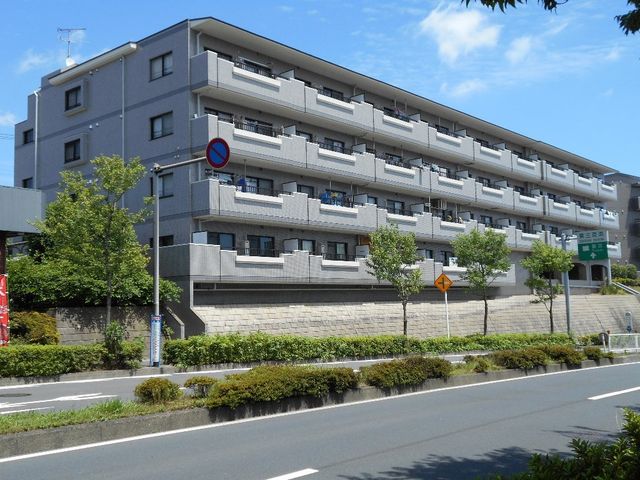 拡大写真：コーポラストマト 3階302の外観写真（昼）