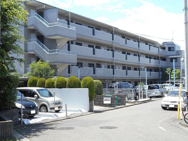 拡大写真：コーポラストマト 3階302の外観写真（昼）