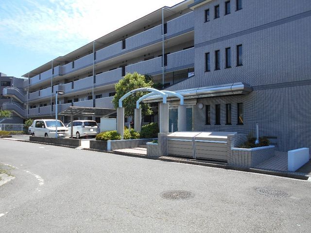 拡大写真：コーポラストマト 3階302の外観写真（昼）