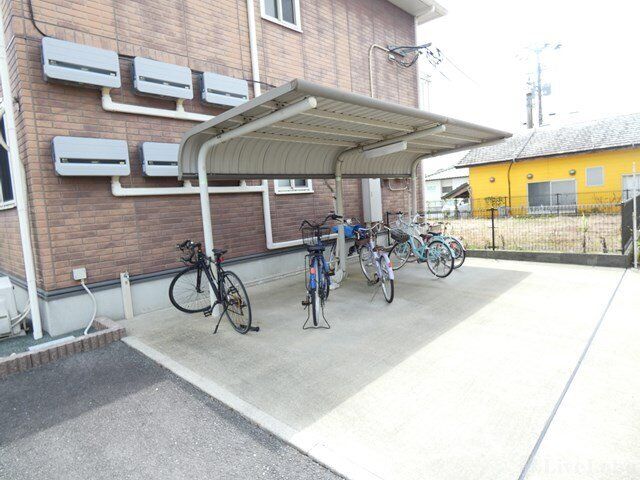 拡大写真:クレセントコート C棟 2階206の外観写真(昼)