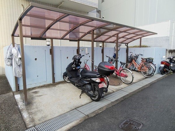 拡大写真:池田市鉢塚3丁目 3階2Cの駐輪場