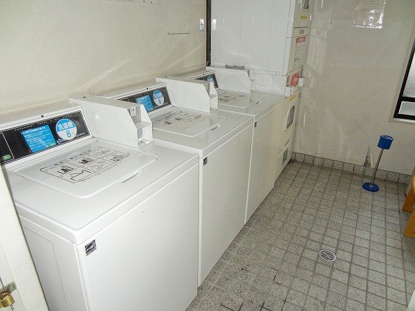 拡大写真:池田市鉢塚3丁目 3階2Cのコインランドリー