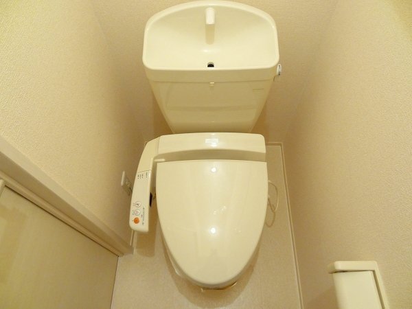 拡大写真:池田市石橋2丁目 3階201のシャワー付トイレ