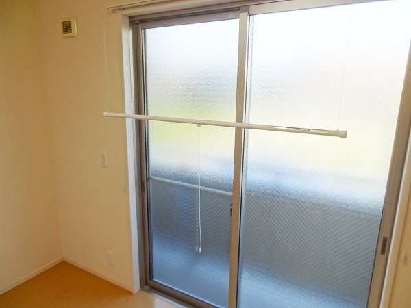 拡大写真:池田市石橋2丁目 3階201の室内物干し