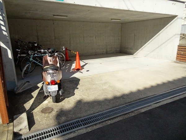 拡大写真:豊中市螢池中町1丁目 1階105の駐輪スペース