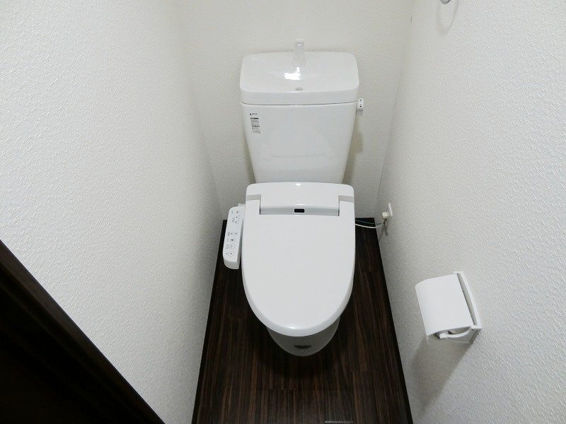 拡大写真:豊中市螢池東町1丁目 1階101のシャワー付トイレ