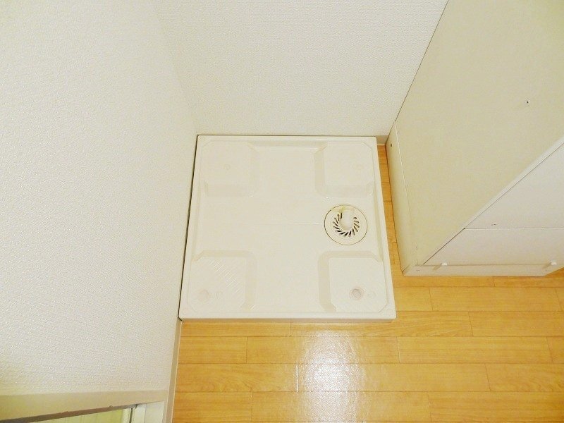 拡大写真:紅風荘 1階102の洗濯機置場
