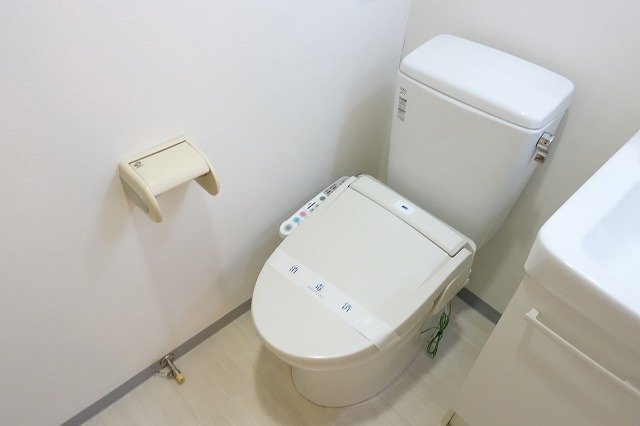 拡大写真:池田市井口堂1丁目 2階12のシャワー付トイレ