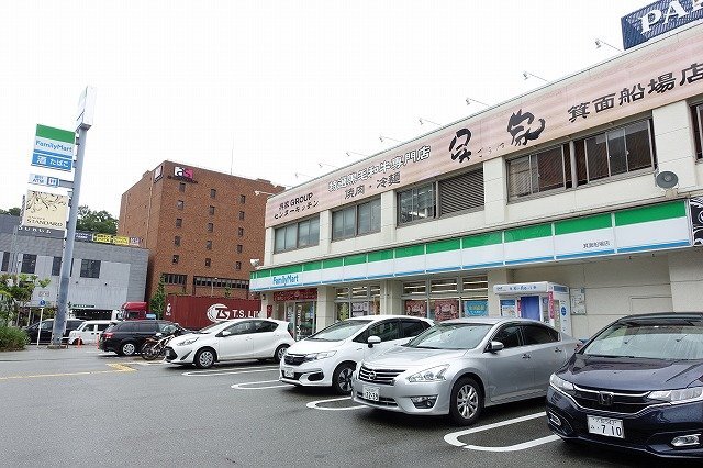 拡大写真:箕面市船場西2丁目 4階411のコンビニ