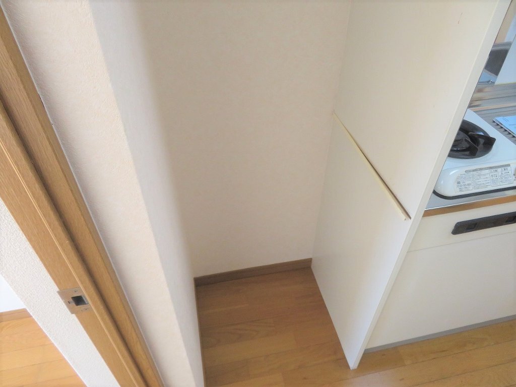拡大写真:クレストスカーラ・カクB 3階302の冷蔵庫置き場