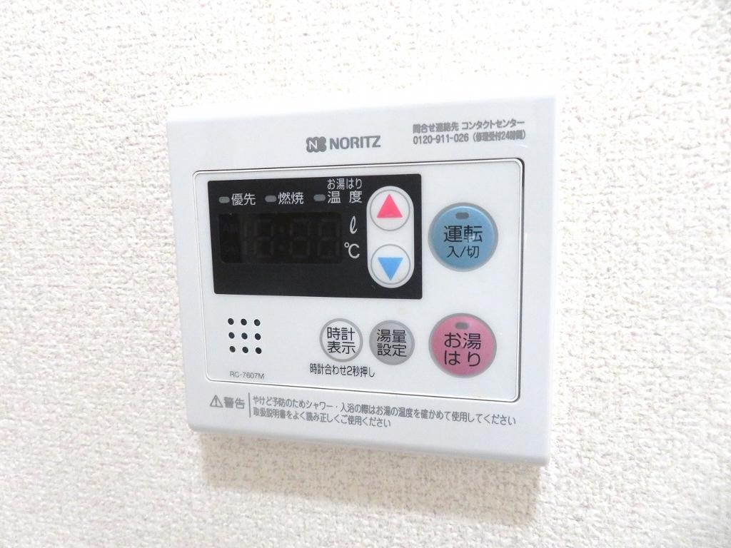 拡大写真：ラベンダーⅡ 2階201の給湯リモコン