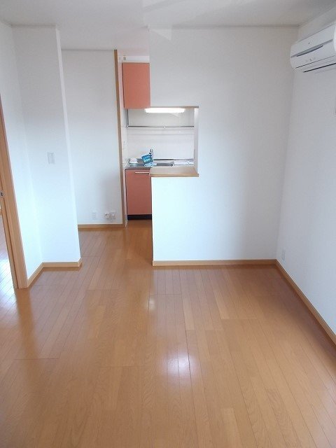 拡大写真：PineTreeA 2階202のリビング