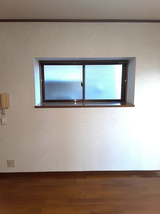 拡大写真:メゾンいけべ 2階205の出窓(角部屋のみ)