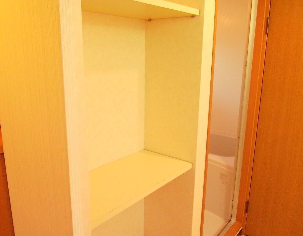 拡大写真:延岡市浜砂2丁目 102の脱衣棚