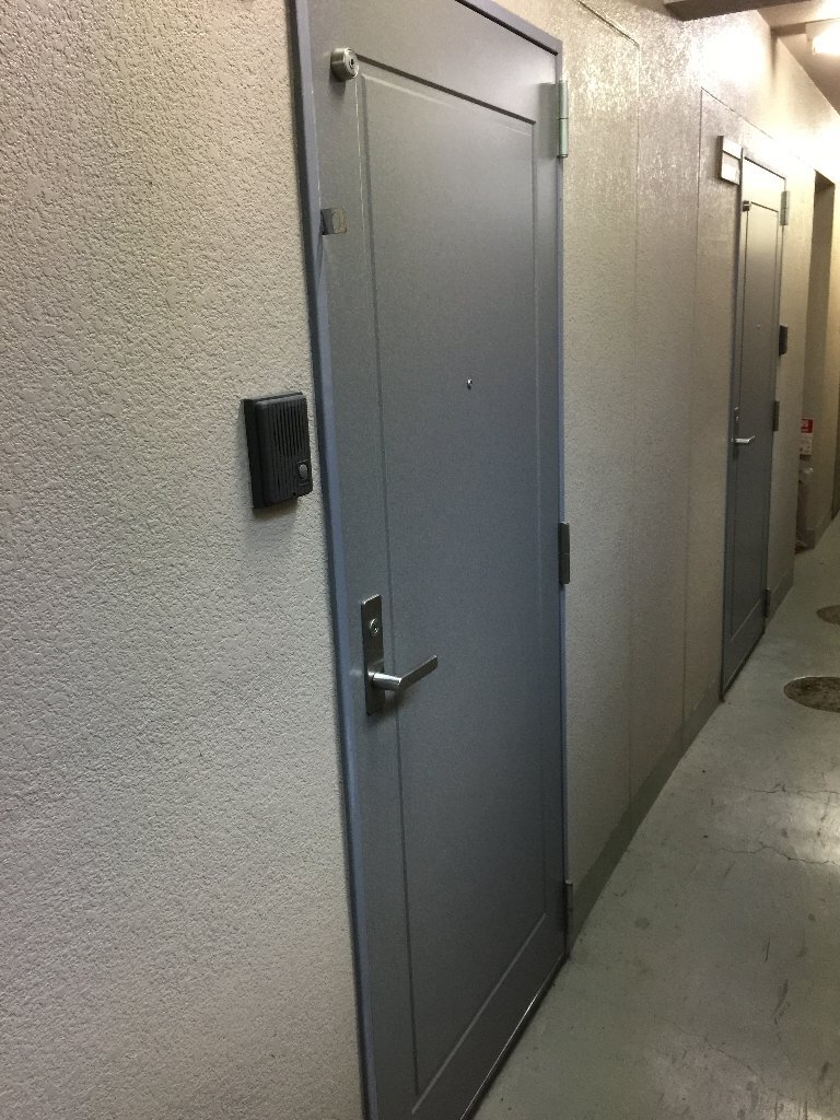 拡大写真：吹田市上山手町 1階303の玄関